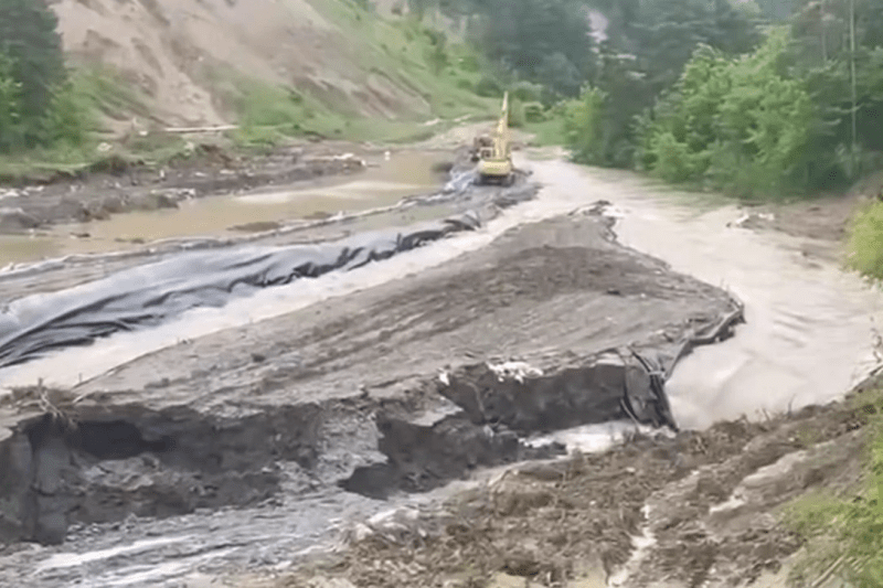 Situație alarmantă la Salina Praid din cauza ploilor torențiale: Invazia apei continuă și comunitatea se simte înfricoșată.