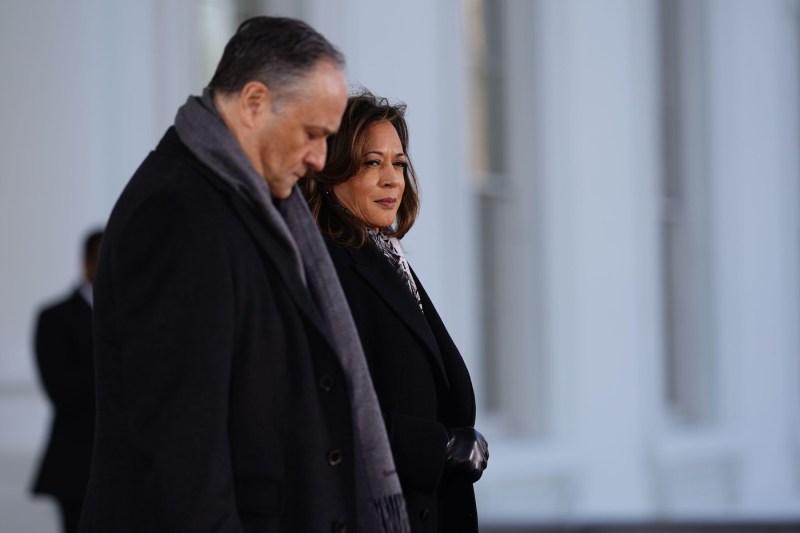 Soțul Kamalei Harris, eliberat dintr-o funcție de vârf de către administrația Trump, unde fusese numit de Biden