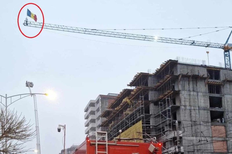 „Stegarul dac”, reținut de Poliția Capitalei / În ziua alegerilor, a părăsit arestul la domiciliu și a ajuns în Piața Universității, unde s-a catarat pe o schelă