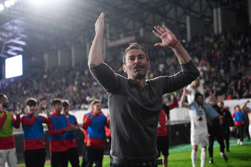 SuperLiga: Unul dintre cei mai stabili antrenori din fotbalul românesc din ultimele două decenii și-a extins contractul. „Rămâne cu noi!”