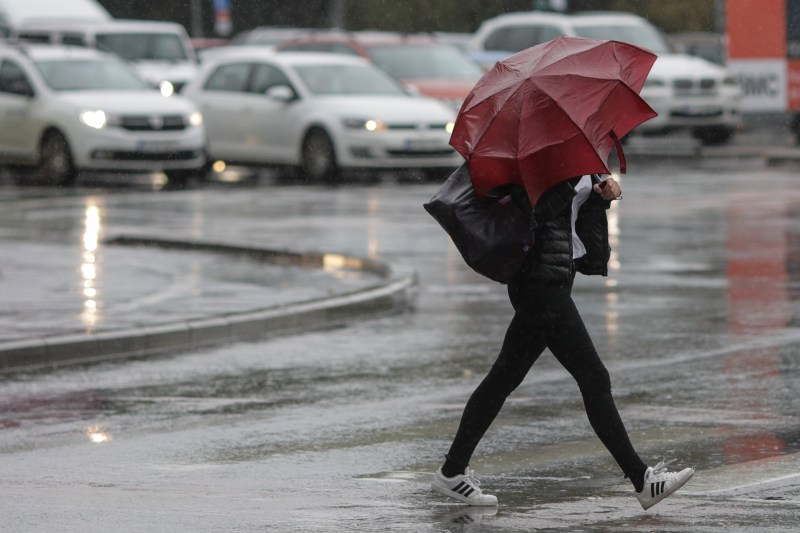 Temperaturi în scădere în întreaga țară. Avertizare de cod galben de ploi și furtuni