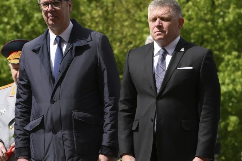 „Un act de eroism demn de cele mai înalte elogii”. Kremlinul laudă participarea lui Fico și Vucic la parada de la Moscova
