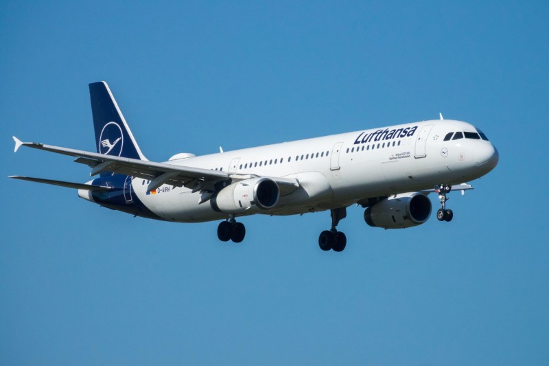 Un avion cu 200 de pasageri a zburat timp de 10 minute fără pilot, după un incident medical deasupra Europei