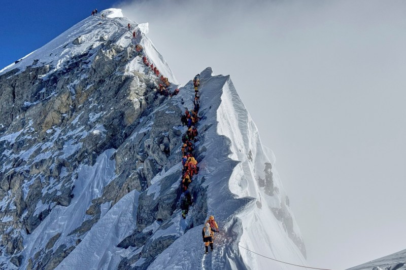 Un defibrilator instalat pe Everest a salvat viața unei alpiniste din Franța: „Este cea mai impresionantă realizare a mea”