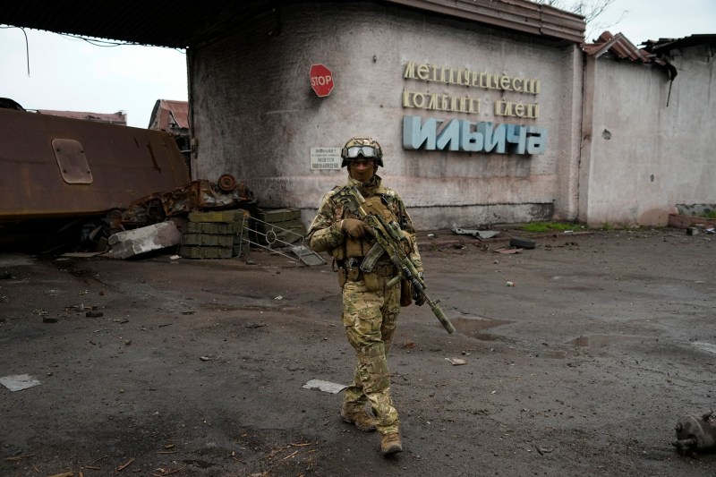 Un fost lider militar rus, implicat în asediul brutal al Mariupolului, a decedat în urma unei explozii cu grenadă