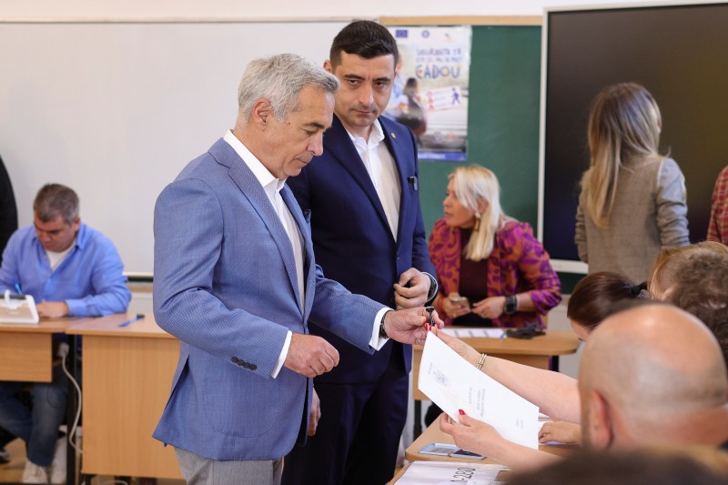 Un fost prim-ministru de stânga al României atrage atenția că „un vot pentru Simion echivalează cu un vot pentru Georgescu”, ceea ce ar putea duce la anularea alegerilor parlamentare prin șantaj.