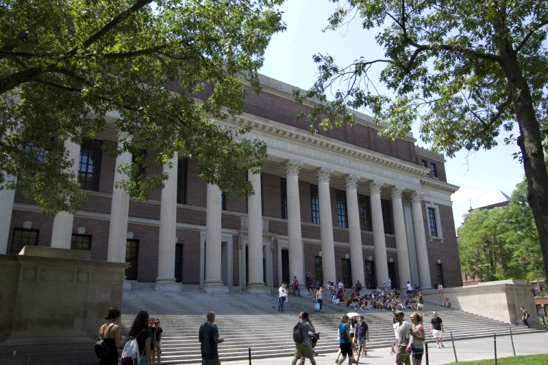 Un judecător a suspendat temporar interdicția Universității Harvard de a accepta studenți străini