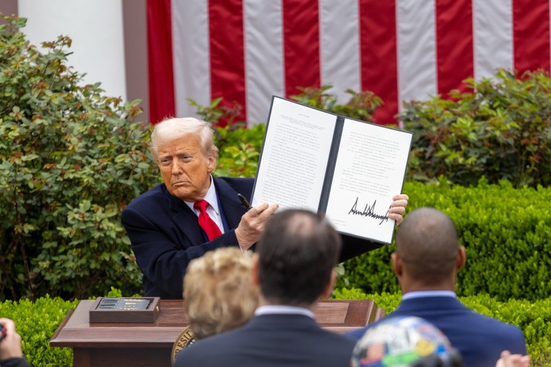 Un tribunal comercial din SUA a constatat că Trump a depășit limitele impunând taxe vamale. Judecătorii afirmă că ‘ordinele tarifare și represaliile depășesc orice autoritate acordată președintelui’