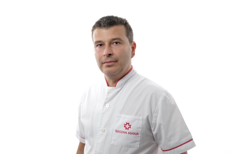 Vasectomia, o alegere din ce în ce mai populară printre bărbații din România. Dr. Sebastian Voinea, urolog specializat în SUA, afirmă: „Cei care optează pentru acest tip de contracepție definitivă sunt, de regulă, bărbați căsătoriți, cu relații stabile și copii”