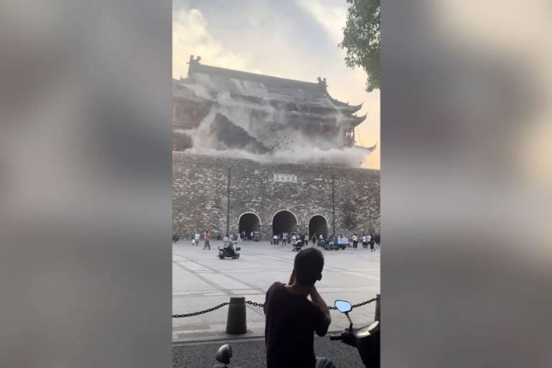 VIDEO Alarmă printre turiști după prăbușirea unui turn vechi de peste 600 de ani într-un oraș istoric din China