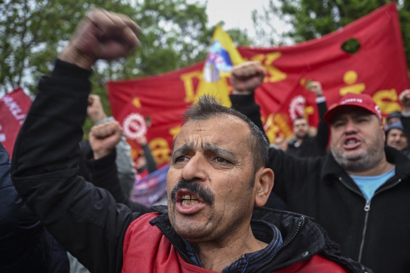 VIDEO Ciocniri între forțele de ordine și manifestanții din Istanbul cu ocazia Zilei de 1 Mai. Sute de persoane reținute