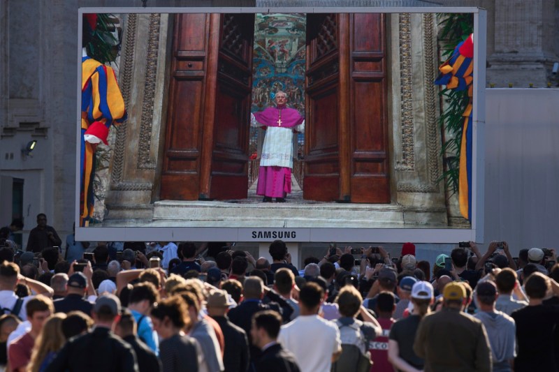 VIDEO: Conclavul pentru alegerea noului papă a început la Vatican, ușile Capelei Sixtine fiind închise