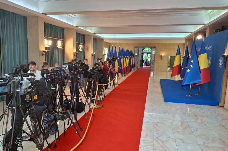 VIDEO Cum părăsesc miniștrii Guvernului Predoiu sediul cu ajutorul liftului