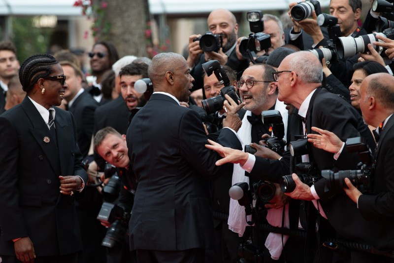 VIDEO Denzel Washington, incident pe covorul roșu de la Cannes: „Oprește-te!”