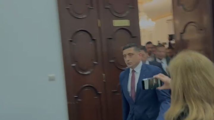VIDEO: George Simion părăsește rapid Camera de Comerț, escortat de gărzi de corp