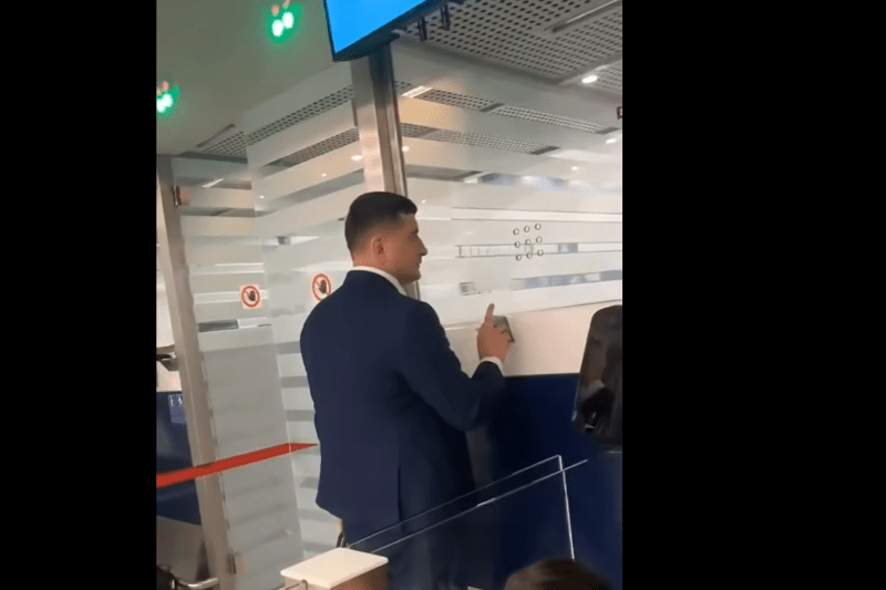 VIDEO. George Simion surprins în aeroport, încercând să sară rândul la controlul documentelor: „N-am timp, mă! Hai, mă, că sunt așteptat”