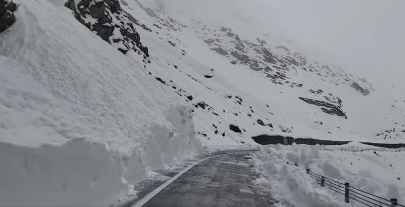 VIDEO Imagini uimitoare cu drumul din România acoperit de zăpadă