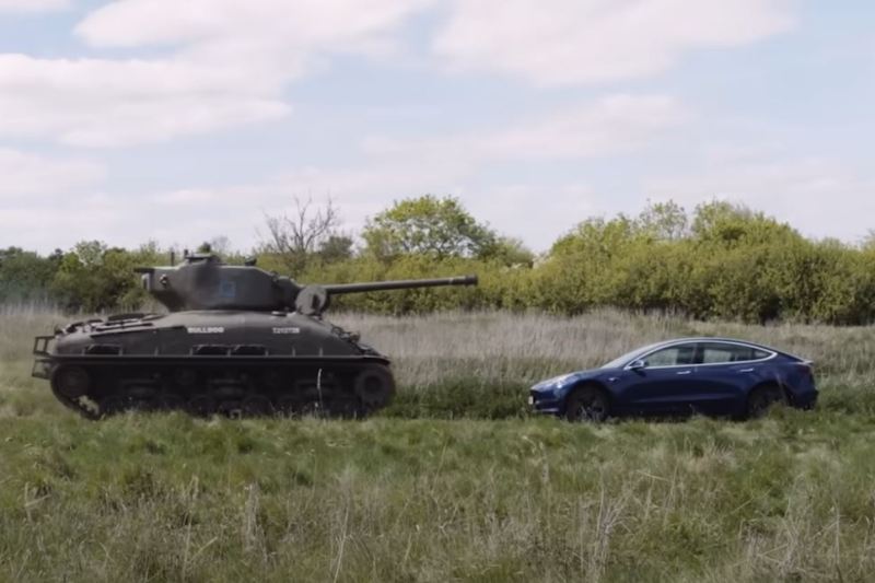 VIDEO: Impactul unui tanc din Al Doilea Război Mondial asupra unei mașini electrice Tesla