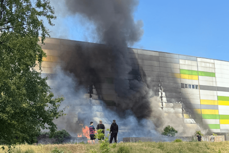 VIDEO Incendiu puternic cu fum dens la un mall din Arad, mesaj RO-Alert emis