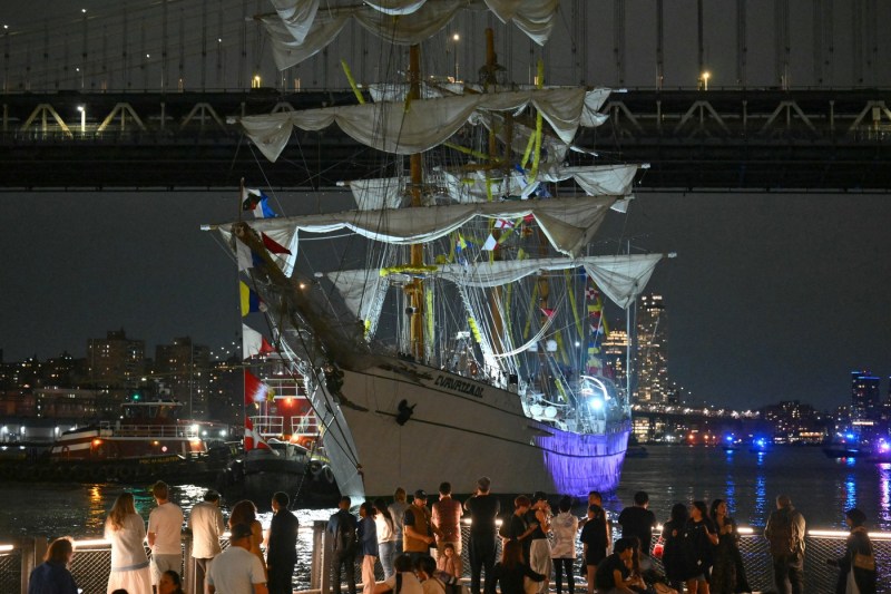 VIDEO. O navă a marinei mexicane a colisionat cu un segment al podului Brooklyn din New York. Numeroase persoane rănite