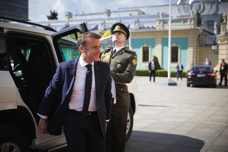 VIDEO „Salut, Donald, pot să te sun în 2 minute cu Zelenski?” Imagini din culisele negocierilor purtate în Ucraina postate de Emmanuel Macron