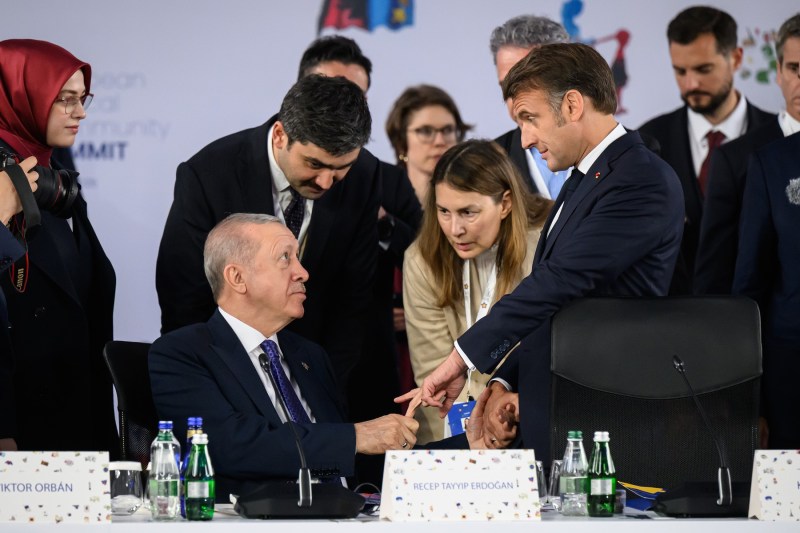 VIDEO Salutul controversat între Erdogan și Macron de 13 secunde