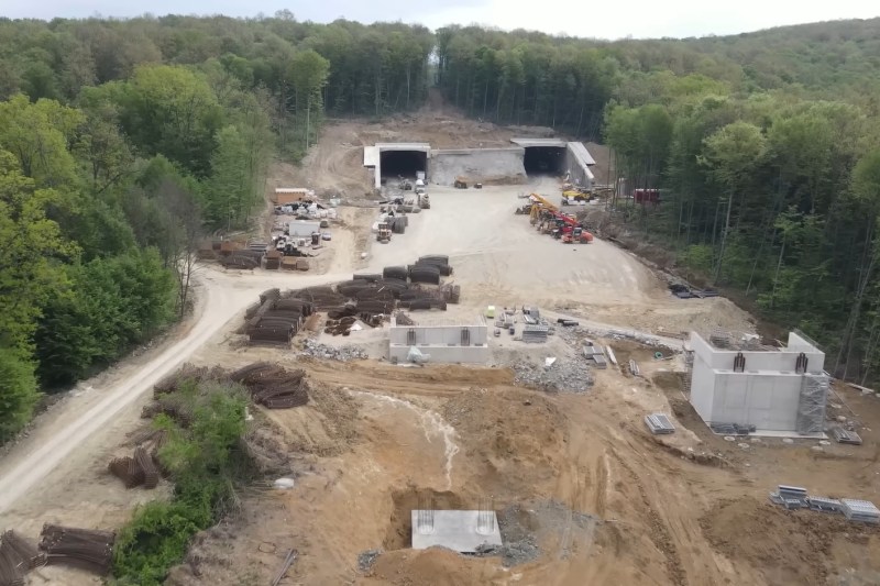VIDEO: Stadiul actual al construcției autostrăzii cu „tunelurile pentru urși” / Câți metri de tunel au fost finalizați