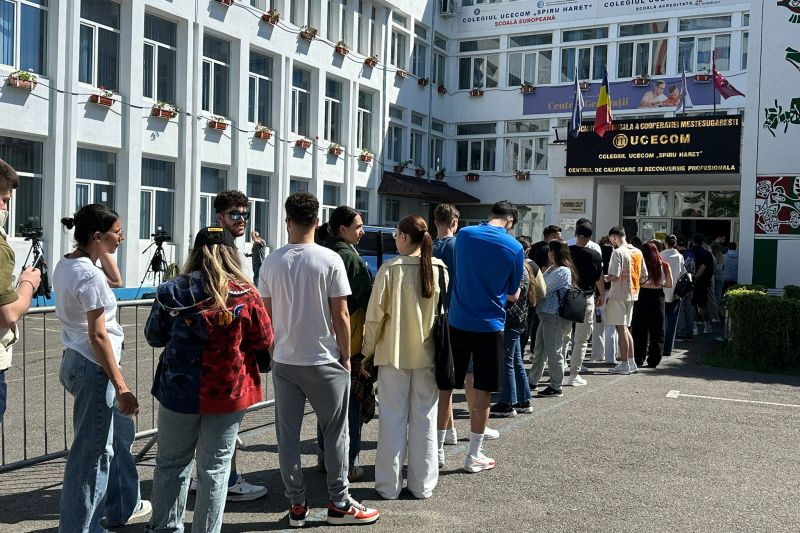 VIDEO Studenții din București așteaptă la coadă pentru a vota la alegerile prezidențiale 2025, turul 2: „Nu este doar despre noi, acum”