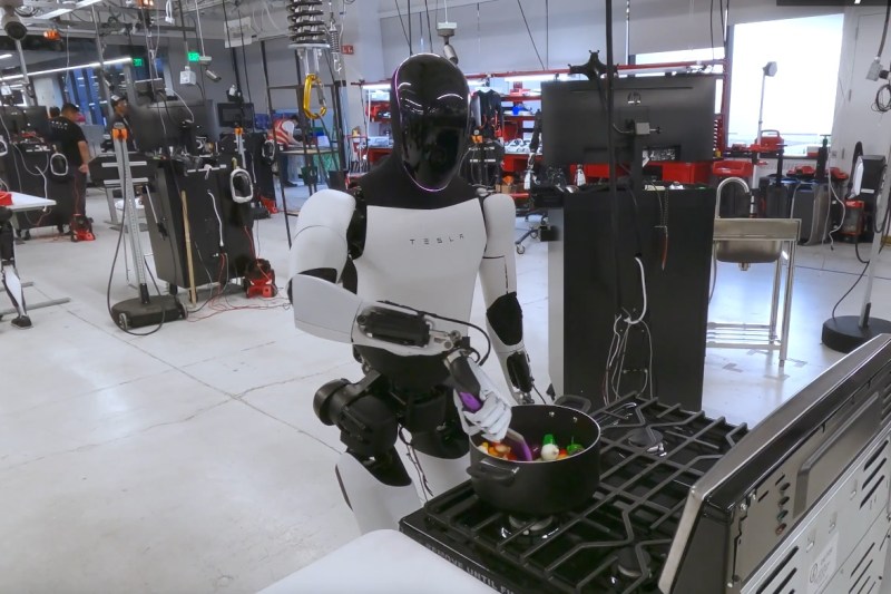 VIDEO: Tesla a dezvăluit cele mai captivante imagini cu robotul său Optimus