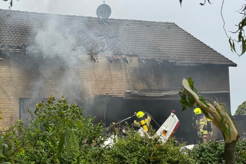 VIDEO: Un avion s-a prăbușit pe o casă în Germania