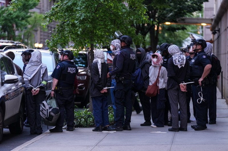 VIDEO Zeci de protestatari pro-palestinieni arestați după ocuparea unei săli din Universitatea Columbia