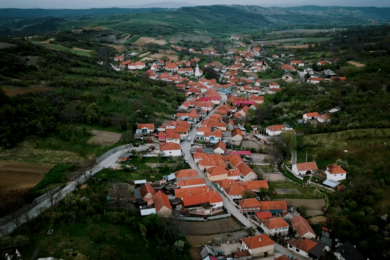 VIDEOREPORTAJ Alegeri prezidențiale 2025. Cum este primită campania electorală în locul sfânt din România, unde a fost canonizat un sfânt, după ani de pelerinaje