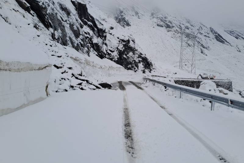 Zăpadă pe Transfăgărășan: Drumarii speră să deschidă drumul în această lună