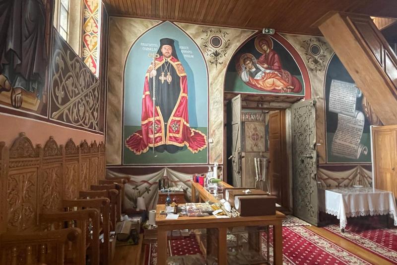 Zeci de picturi cu fostul episcop Corneliu Onilă, condamnat pentru abuzuri sexuale, rămân pe pereții bisericilor din Vaslui. Episcopia își pasează răspunderea, bisericile la Episcopie și Patriarhie, invocând un întreg proces: „Nu avem în tradiție așa ceva”.