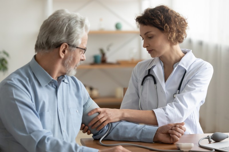 50% dintre românii cu vârsta peste 50 ani suferă de hipertensiune arterială; mai puțin de jumătate primesc tratament