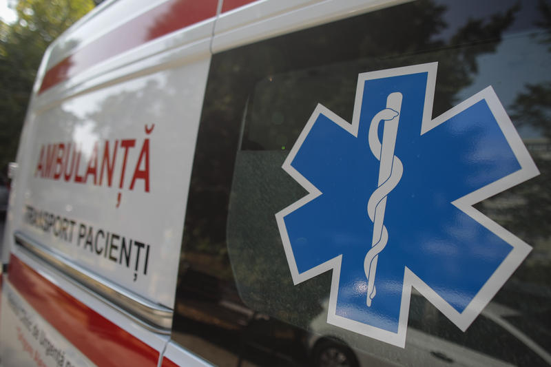 Accident grav între un microbuz și o dubă, în județul Brăila: un mort și 13 răniți