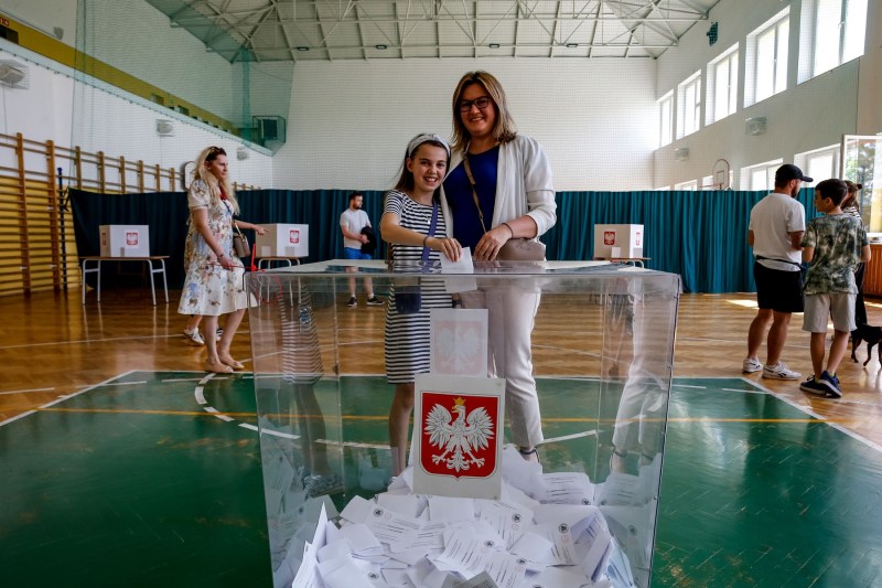 ALEGERI PREZIDENȚIALE ÎN POLONIA: Actualizări despre prezența la vot într-o competiție strânsă între viziuni pro-europene și naționaliste