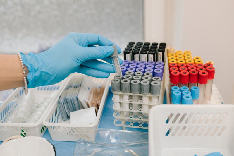 Analizele de sânge obișnuite: esențiale în detectarea timpurie a unor forme de cancer, contribuind la un tratament mai eficient
