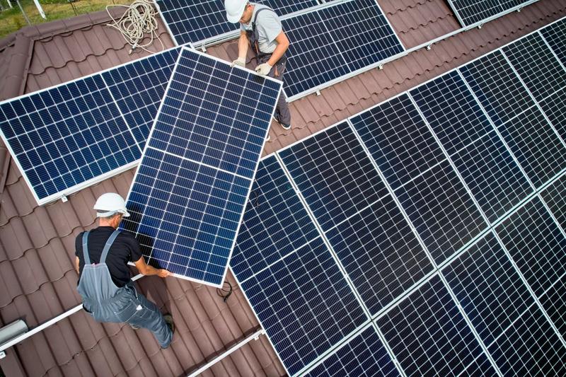 ANRE clarifică motivele pentru care plătim tarife către Transelectrica pentru energia generată de prosumatori: Sistemul energetic nu se compară cu un taxi