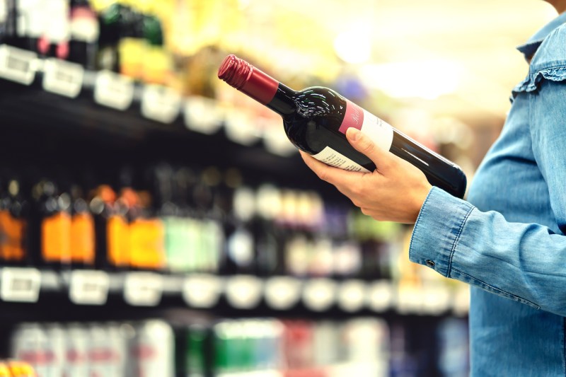 Apel al experților pentru etichete de avertizare pe băuturile cu alcool referitoare la riscurile de cancer, asemănător cu cele pentru tutun