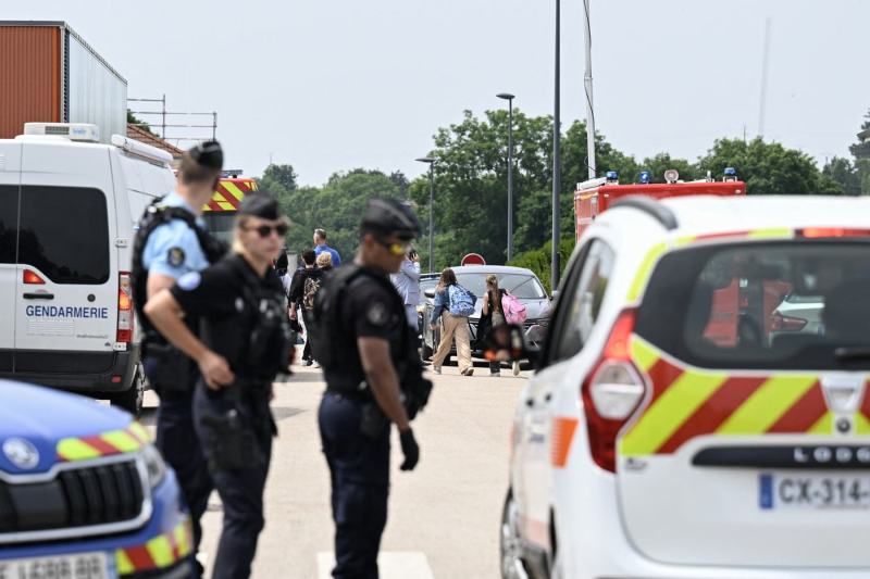 Asistentă didactică din Franța, ucisă în timpul verificării ghiozdanelor elevilor; suspectul este un adolescent de 14 ani