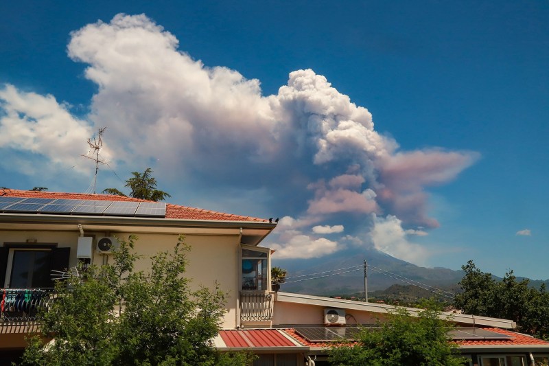 Avertismentul autorităților italiene pentru vizitatori după erupția vulcanului Etna – Imagini surprinzătoare de pe versantul său – VIDEO