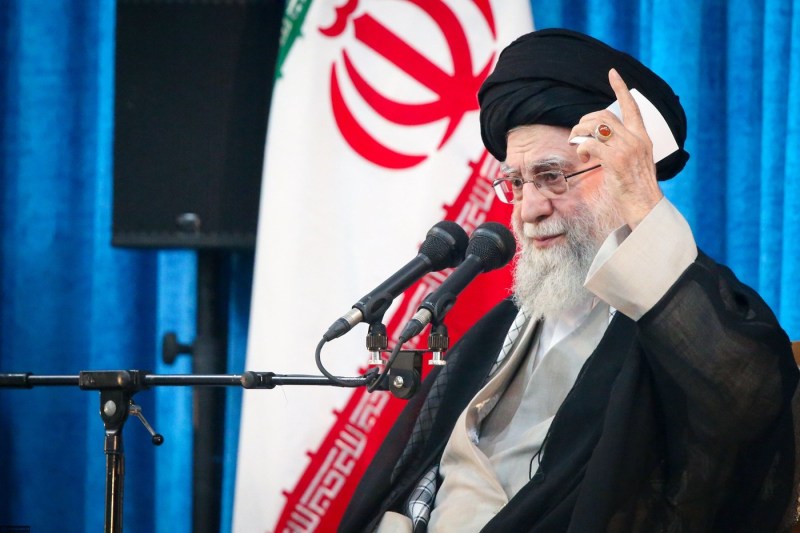 Ayatollahul Ali Khamenei, liderul suprem al Iranului, amenință Israelul: „Bătălia începe. Nicio milă”. Trump sugerează posibilitatea implicării SUA în conflict.