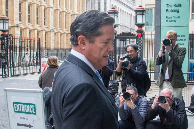 Bancherul care l-a consiliat pe Jeffrey Epstein rămâne sub interdicție în sectorul bancar, conform deciziei instanței britanice.