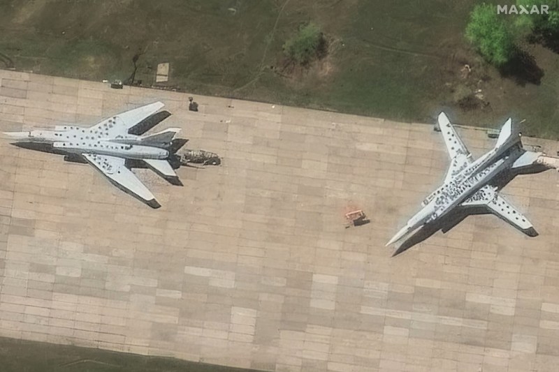 Cât va dura pentru Rusia să înlocuiască avioanele distruse de ucraineni. Impactul pierderilor asupra capabilității strategice a Moscovei