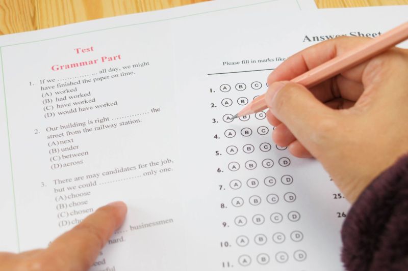 Cetățenii ruși pot fi încarcerați pentru susținerea unui examen internațional de limba engleză.