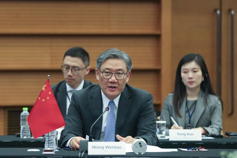 China propune UE un tratament favorabil pentru exporturile de metale rare și negociază un acord pentru coniacul franțuzesc