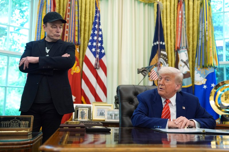 Conflictul dintre Musk și Trump: Elon Musk susține implicarea președintelui în scandaluri sexuale, în timp ce Trump amenință companiile lui Musk