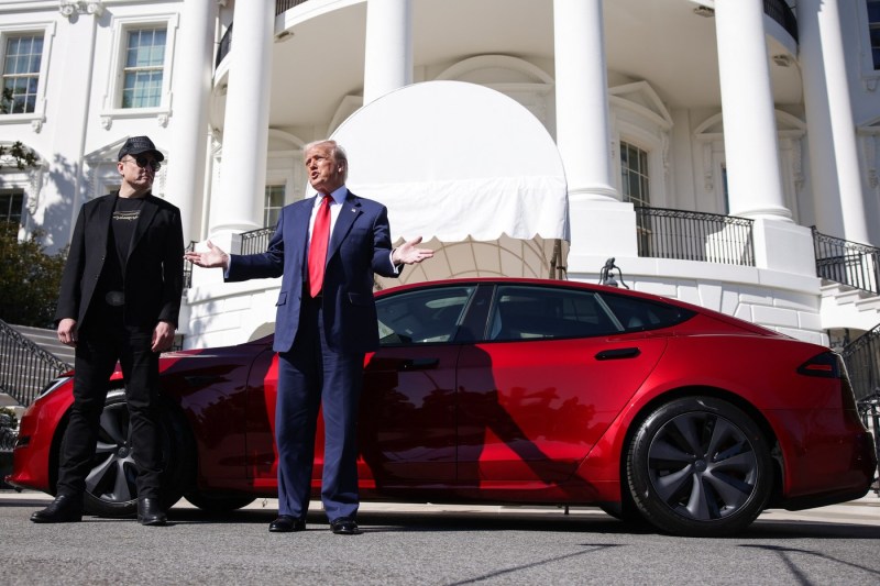 Conflictul dintre Musk și Trump: Președintele SUA ia în considerare renunțarea la Tesla