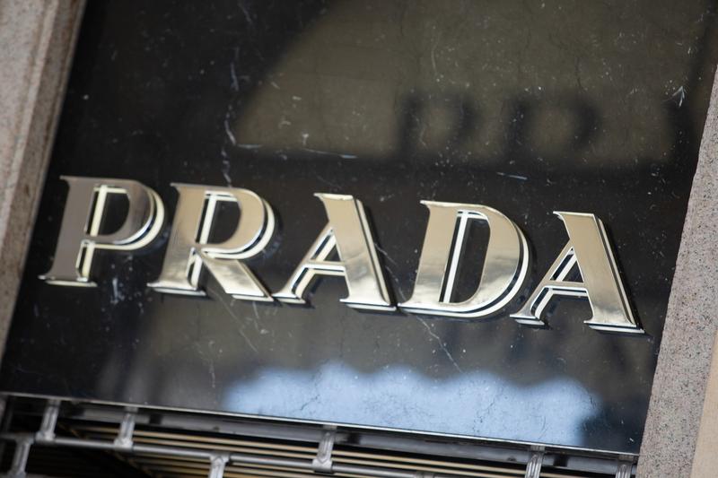 Controversa sandalelor Prada: Fuzionarea luxului cu tradiția pe catwalk-ul de la Milano